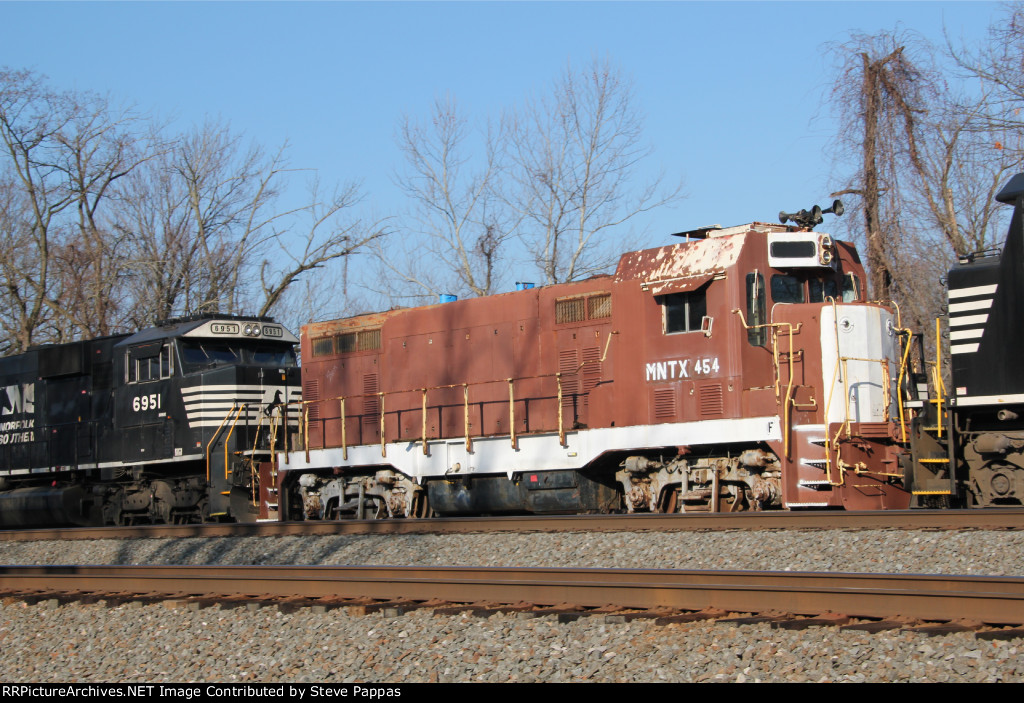 MNTX 454 headed Westbound on NS train 35A past MP116, Cove PA